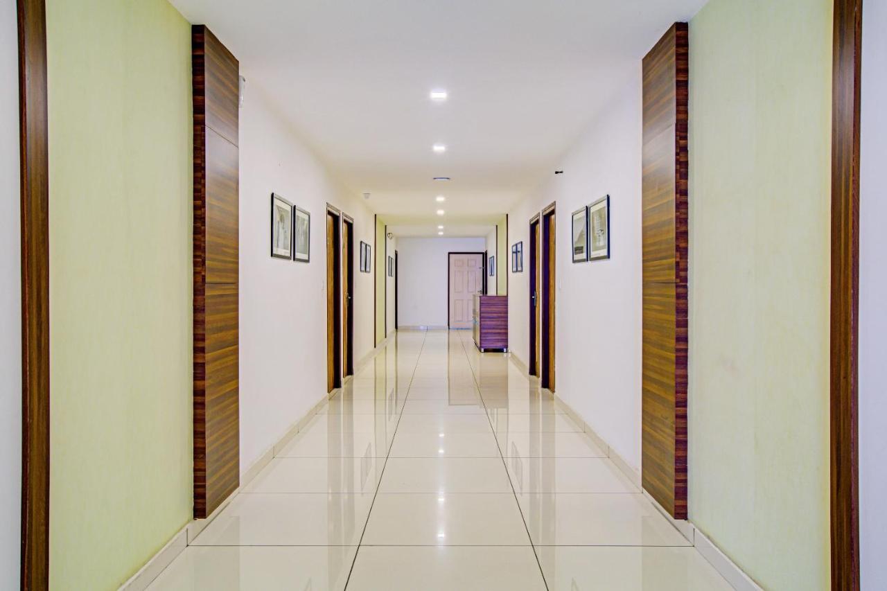 Vaccinated Staff- Capital O 74715 Phoenix Holidays Hotel Kochi Kültér fotó