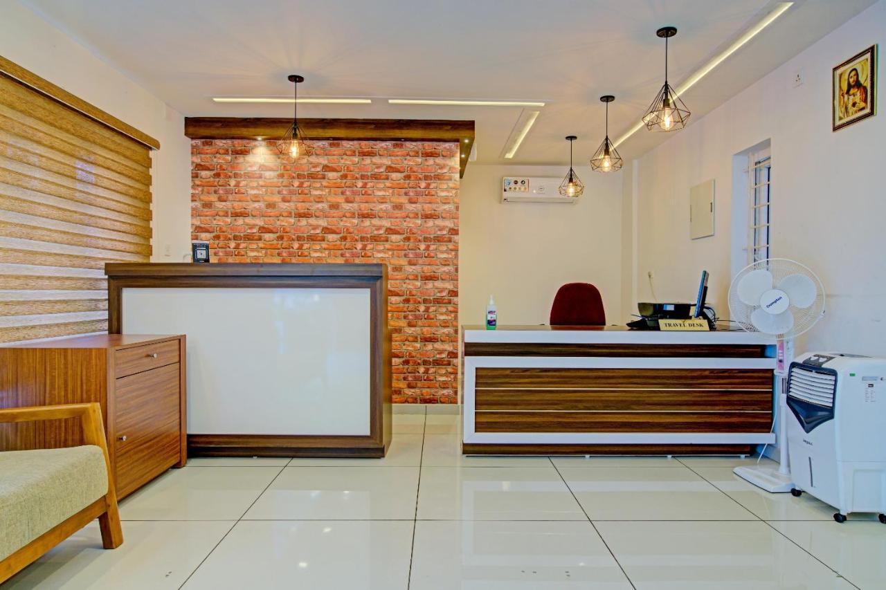 Vaccinated Staff- Capital O 74715 Phoenix Holidays Hotel Kochi Kültér fotó